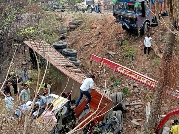 बजर स भर ट र लर ख ई म ग र और ट रक हव म झ ल 5 घ ट अटक रह ड र इवर क ड क टर क स स Tis Media