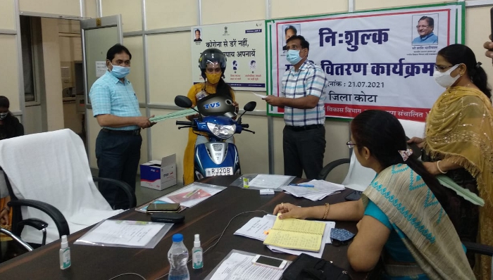 UDH Minister Shanti Dhariwal, Dhariwal Distribute scooty in Kota, MADA scheme, Government of Rajasthan, TIS Media, Kota News, Kota Latest News, Hindi News Kota