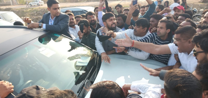 congress workers stopped satish poonias convoy, Kota News, Rajasthan News, Rajasthan BJP, Rajasthan Congress, rajasthan news, TIS Media, Satish Poonia, BJP Rajasthan, Bharatiya Janata Party, Rajasthan BJP State President, controversial statement of Satish Poonia, Congress, PCC Rajasthan, TIS Media